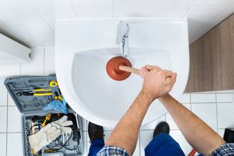Zelf uw lavabo ontstoppen: enkele doe-het-zelf tips